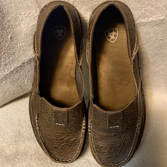 Ariat Floral Embossed Leather Floral Cruiser - Picture 2 of 5